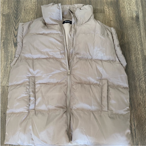 Stylish Beige Puffer Vest - Picture 4 of 4